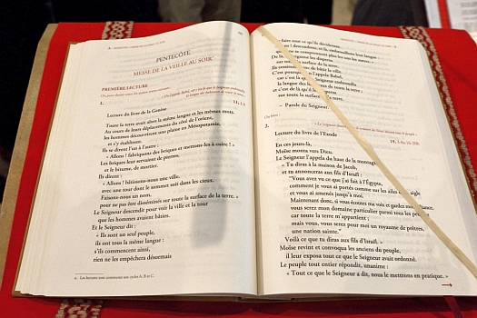 Illustration des textes liturgiques : un lectionnaire ouvert