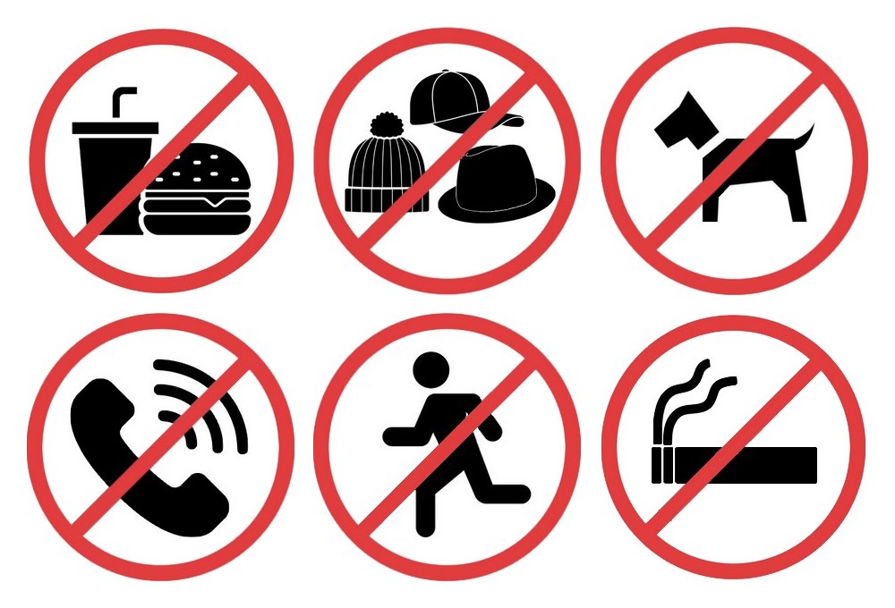 - Nourriture et boissons interdites. - Les hommes ne portent pas de couvre-chef. - Pas d'animaux. - Téléphones silencieux. - Ne pas courir. - Ne pas fumer.