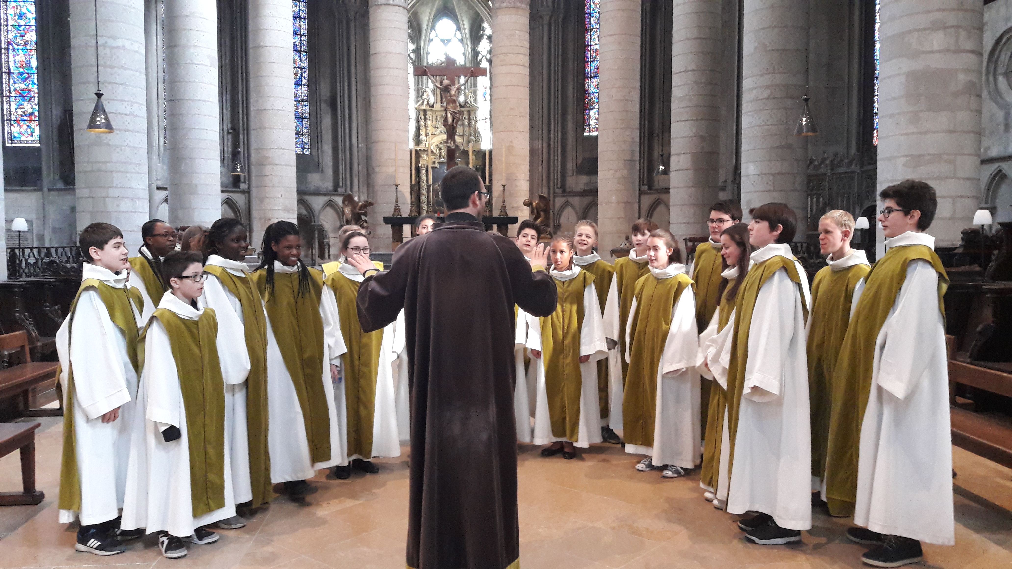 Photo des maîtrisiens en train de chanter au cours d'une messe à la Cathédrale