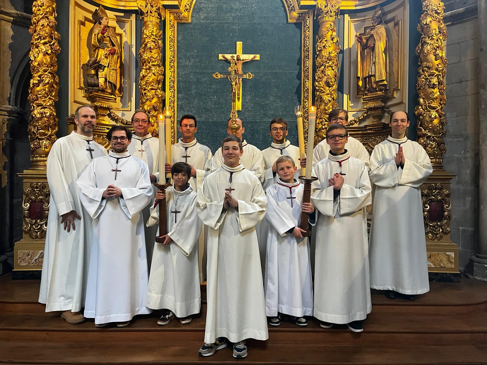 Photo de groupe des servants d'autel après la cérémonie de remise des cordons blanc, rouge et violet